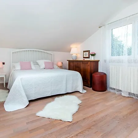 Oliva Villa *